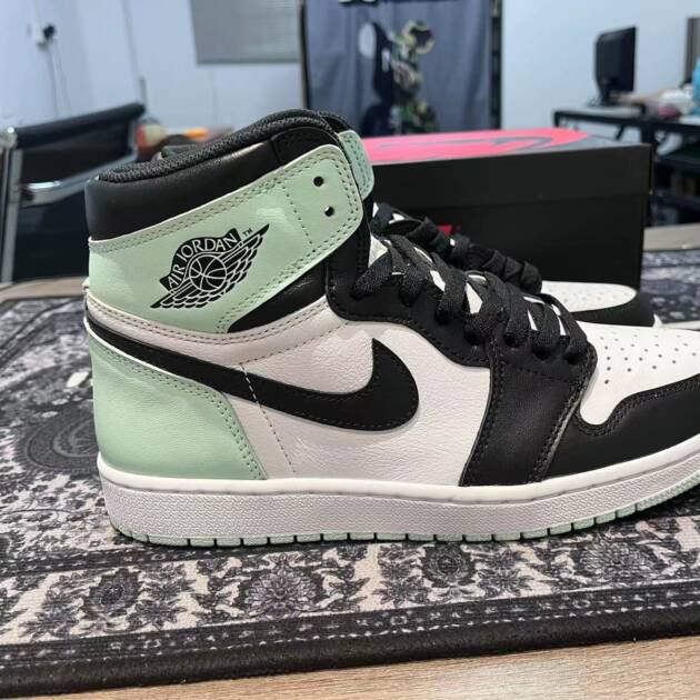 Nike Air Jordan 1 Retro High Lgloo